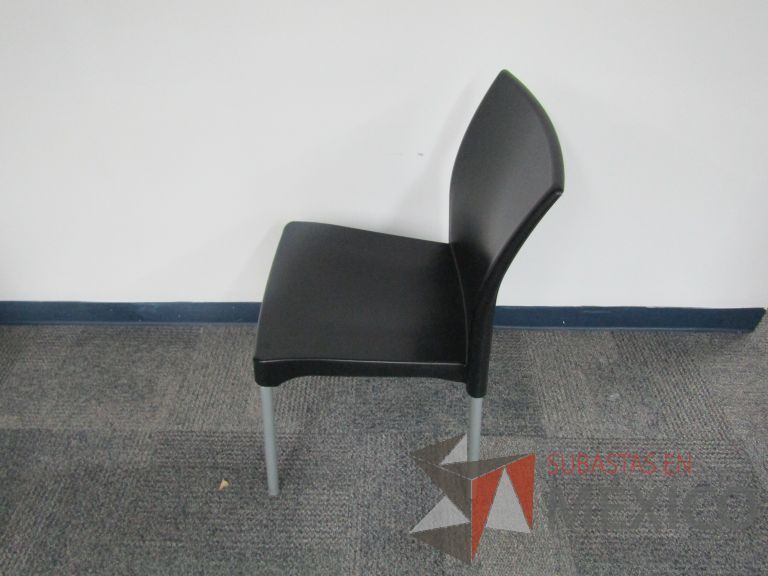 Lote 149 - 2 Sillas fijas, asiento y respaldo en plástico color negro - Imagen 2