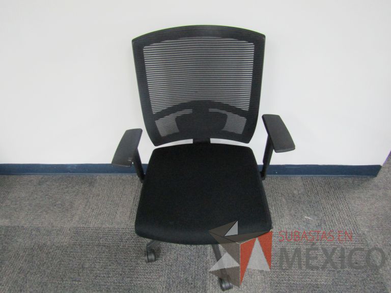Lote 143 - 5 Sillas ejecutivas con ruedas, descansabrazos, respaldo en malla y asiento en tela color negro