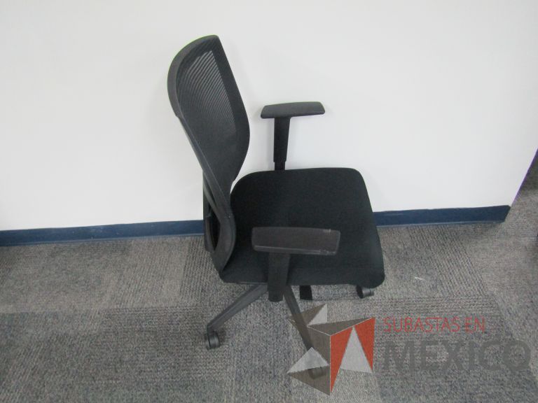 Lote 143 - 5 Sillas ejecutivas con ruedas, descansabrazos, respaldo en malla y asiento en tela color negro - Imagen 5