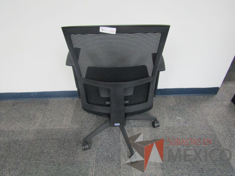 Lote 143 - 5 Sillas ejecutivas con ruedas, descansabrazos, respaldo en malla y asiento en tela color negro - Imagen 4