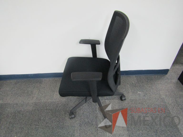 Lote 143 - 5 Sillas ejecutivas con ruedas, descansabrazos, respaldo en malla y asiento en tela color negro - Imagen 3