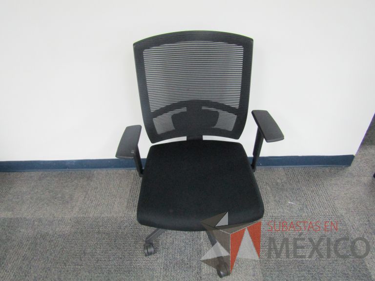Lote 143 - 5 Sillas ejecutivas con ruedas, descansabrazos, respaldo en malla y asiento en tela color negro - Imagen 2