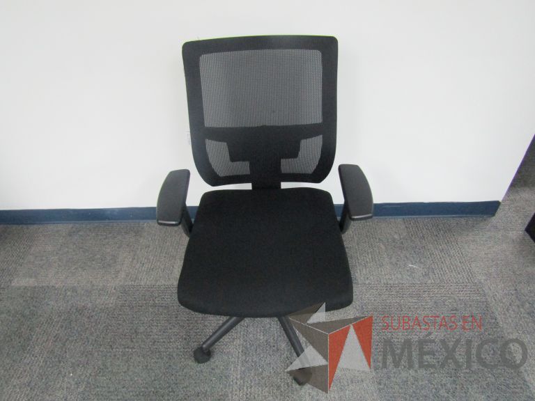 Lote 130 - 5 Sillas ejecutivas con ruedas, descansabrazos, respaldo en malla y asiento en tela color negro