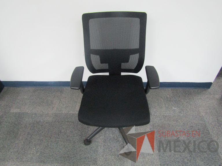 Lote 143 - 5 Sillas ejecutivas con ruedas, descansabrazos, respaldo en malla y asiento en tela color negro - Imagen 11