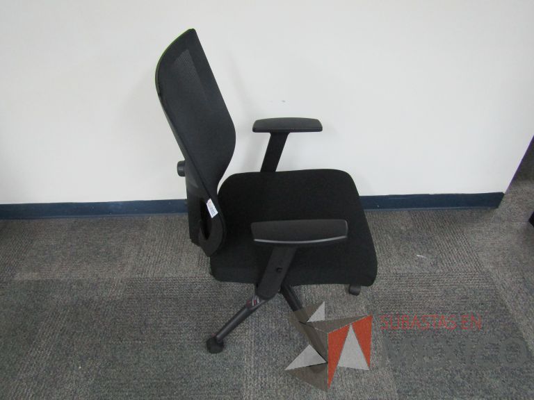 Lote 130 - 5 Sillas ejecutivas con ruedas, descansabrazos, respaldo en malla y asiento en tela color negro - Imagen 3