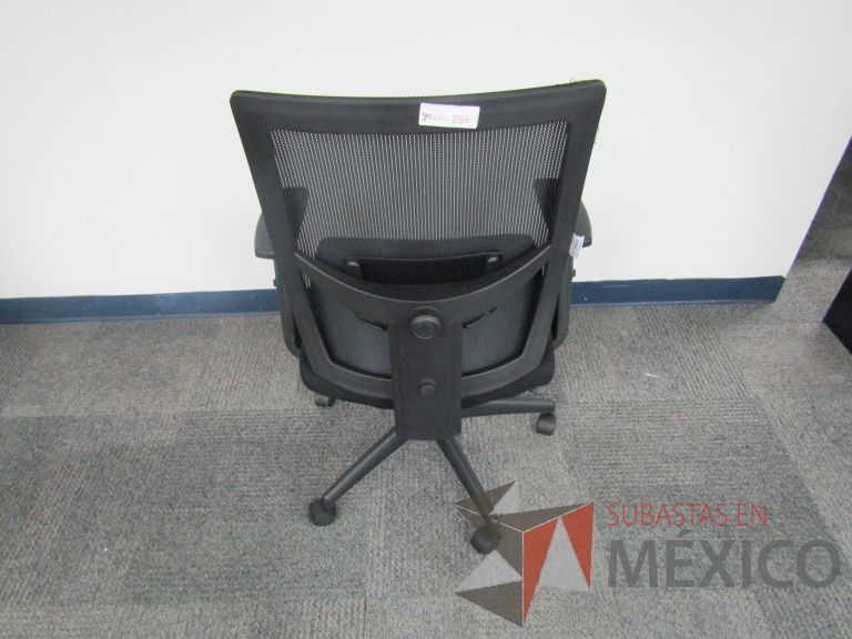 Lote 130 - 5 Sillas ejecutivas con ruedas, descansabrazos, respaldo en malla y asiento en tela color negro - Imagen 4