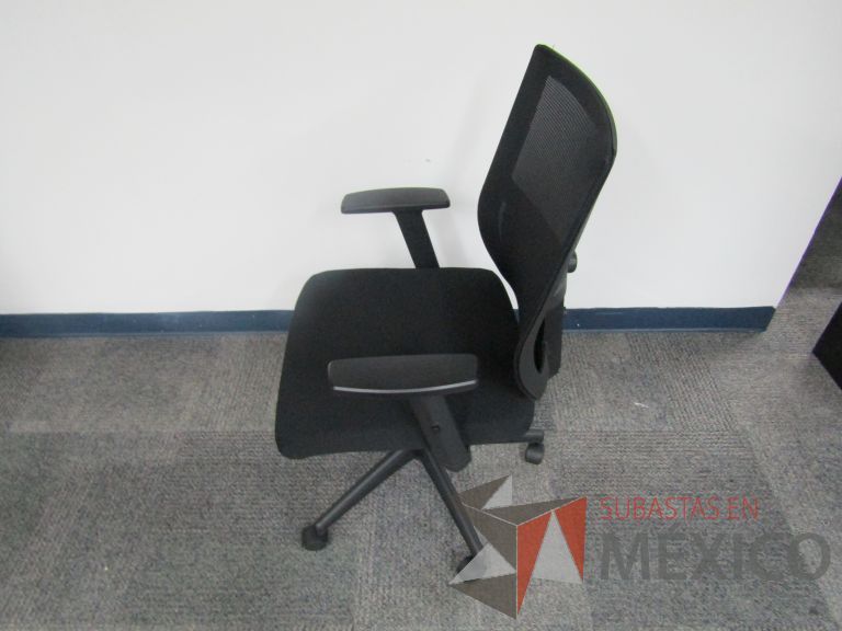 Lote 130 - 5 Sillas ejecutivas con ruedas, descansabrazos, respaldo en malla y asiento en tela color negro - Imagen 5