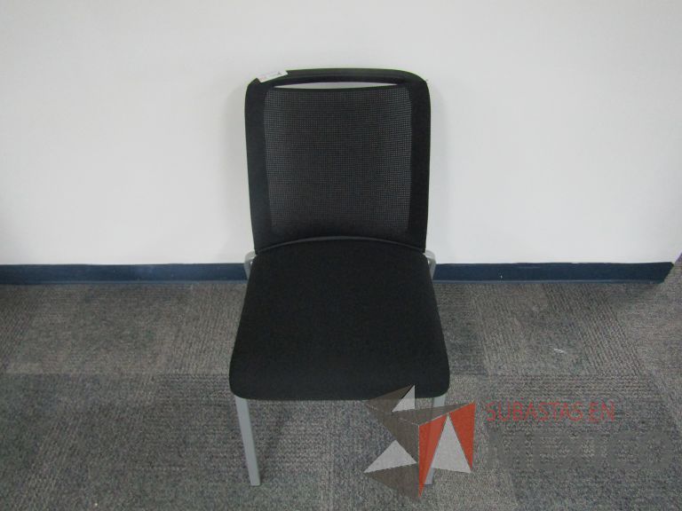 Lote 275 - Silla fija, respaldo en malla y asiento en tela color negro