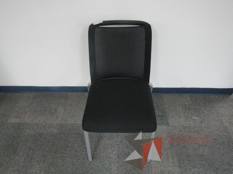 Lote 275 - Silla fija, respaldo en malla y asiento en tela color negro - Imagen 2