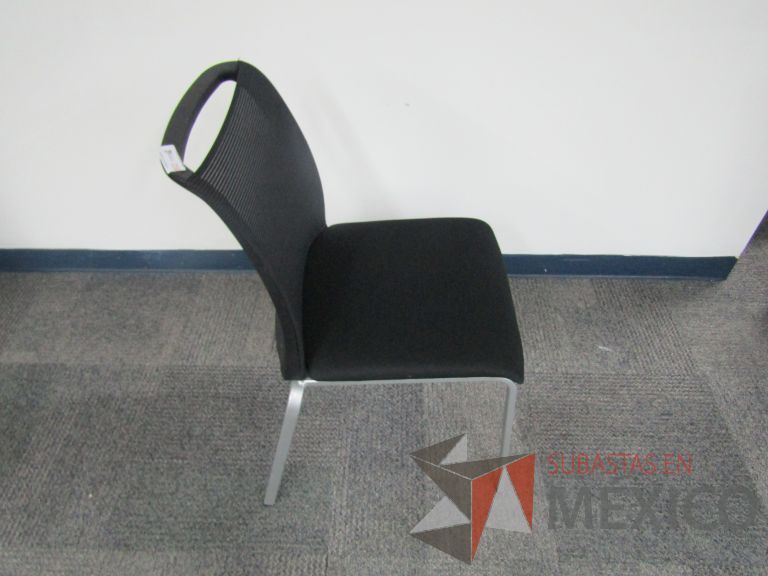 Lote 272 - 2 Sillas fijas, respaldo en malla y asiento en tela color negro - Imagen 3