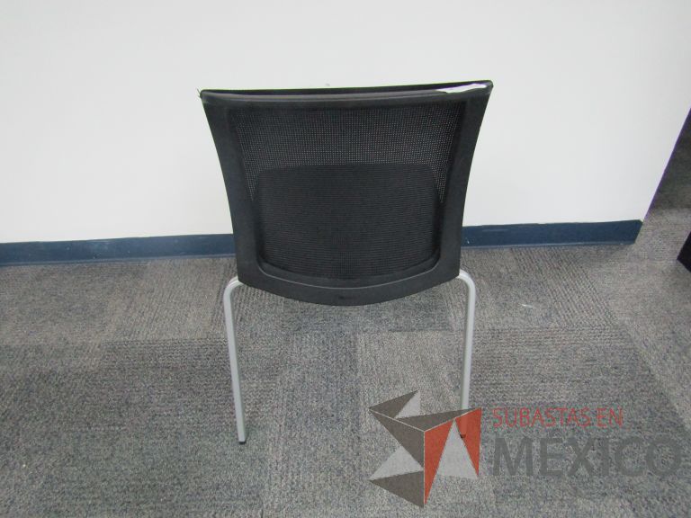 Lote 272 - 2 Sillas fijas, respaldo en malla y asiento en tela color negro - Imagen 4