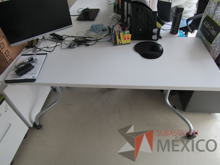 Lote 239 - 5 Mesas de trabajo, patas metálicas con ruedas y cubierta - Imagen 3