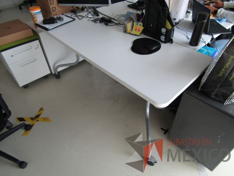 Lote 239 - 5 Mesas de trabajo, patas metálicas con ruedas y cubierta - Imagen 4
