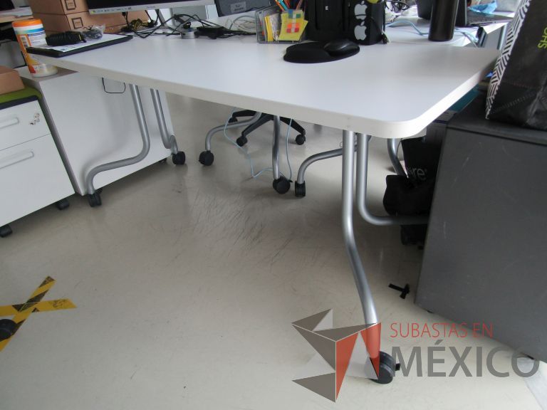 Lote 239 - 5 Mesas de trabajo, patas metálicas con ruedas y cubierta - Imagen 5