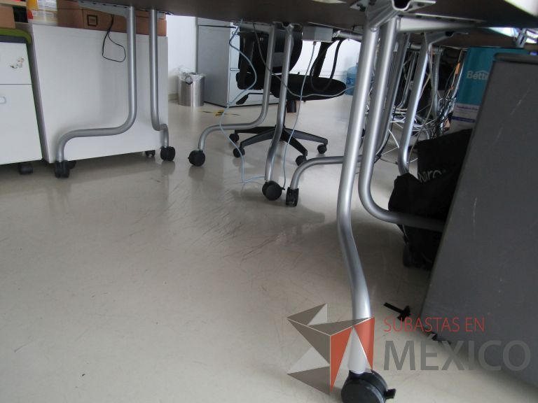 Lote 239 - 5 Mesas de trabajo, patas metálicas con ruedas y cubierta - Imagen 6