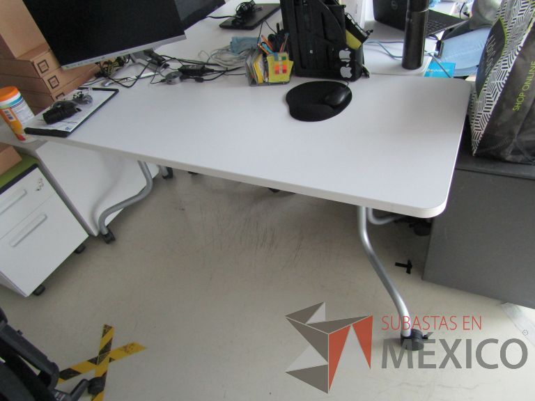 Lote 239 - 5 Mesas de trabajo, patas metálicas con ruedas y cubierta