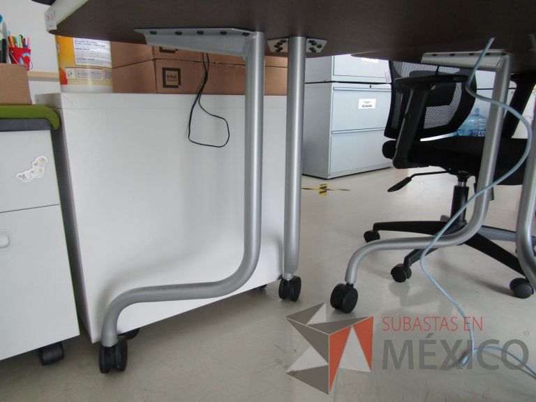 Lote 239 - 5 Mesas de trabajo, patas metálicas con ruedas y cubierta - Imagen 7