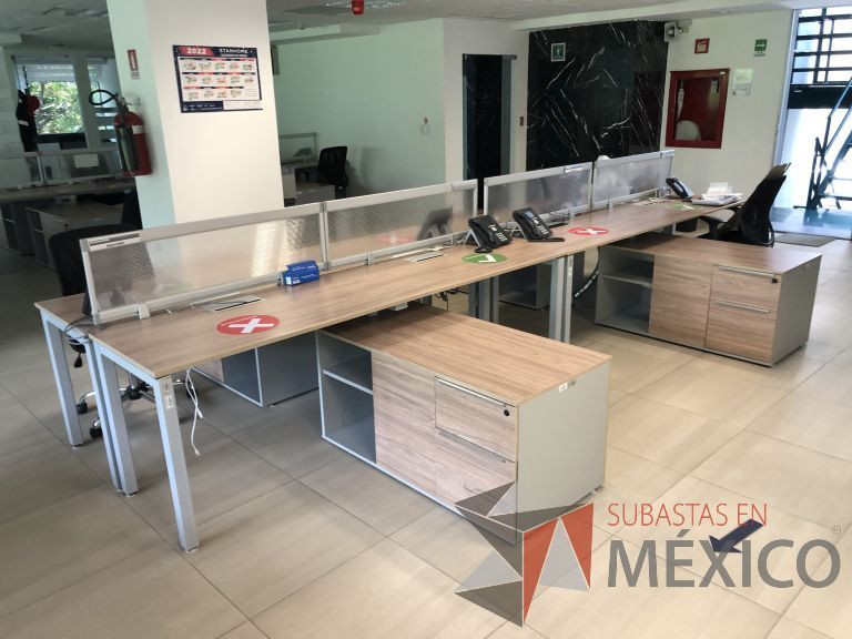 Lote 158 - Estación de trabajo para 8 personas con 4 credenzas