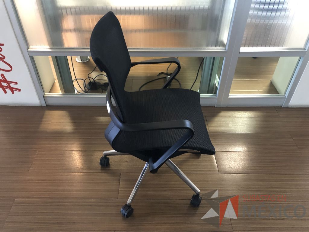 Lote 627 - 2 Sillas ejecutivas con ruedas, descansabrazos, asiento y respaldo en malla - Imagen 4