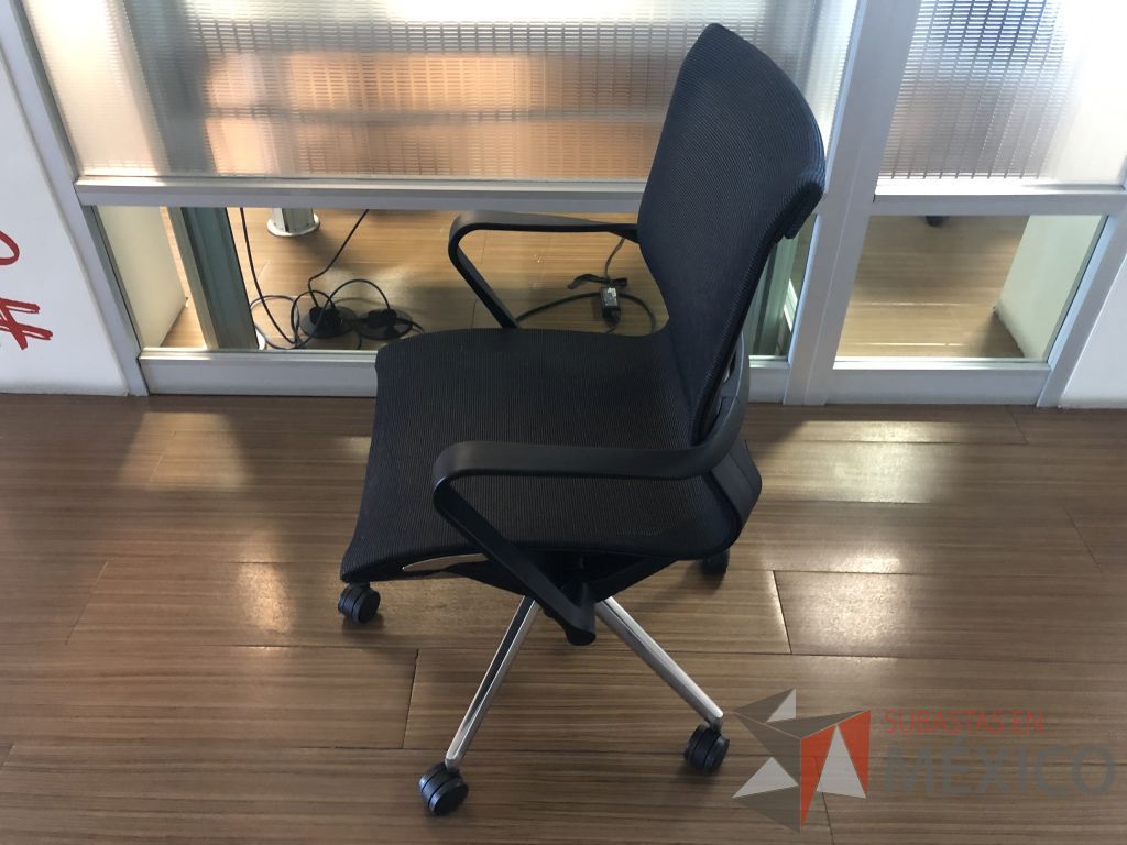 Lote 627 - 2 Sillas ejecutivas con ruedas, descansabrazos, asiento y respaldo en malla - Imagen 2