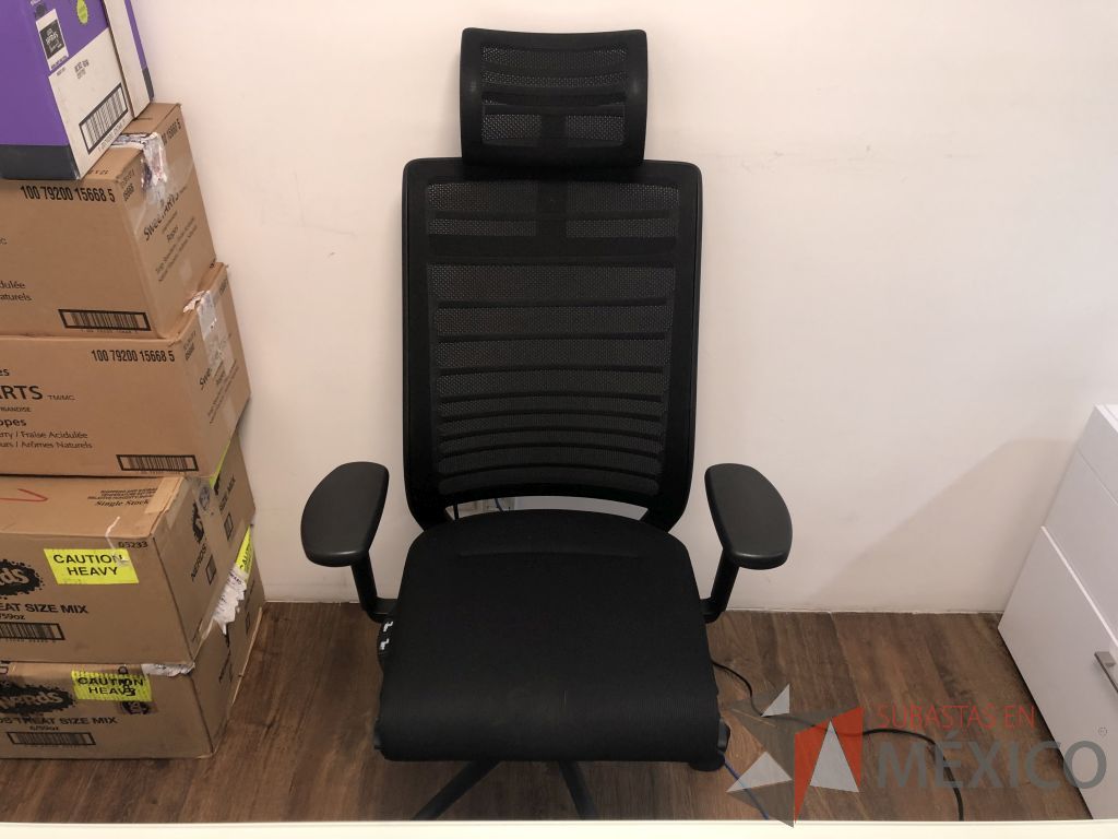 Lote 614- Silla operativa con ruedas, descansabrazos, cabecera, respaldo en malla y asiento en tela color negro - Imagen 2