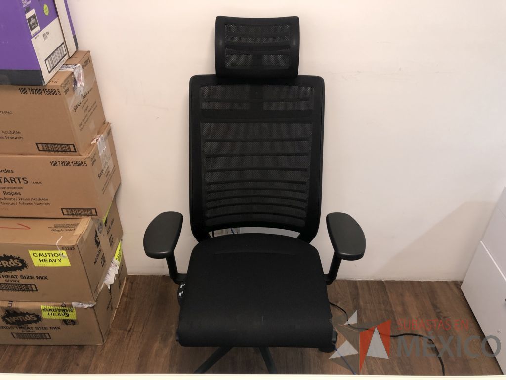Lote 614- Silla operativa con ruedas, descansabrazos, cabecera, respaldo en malla y asiento en tela color negro - Imagen 3
