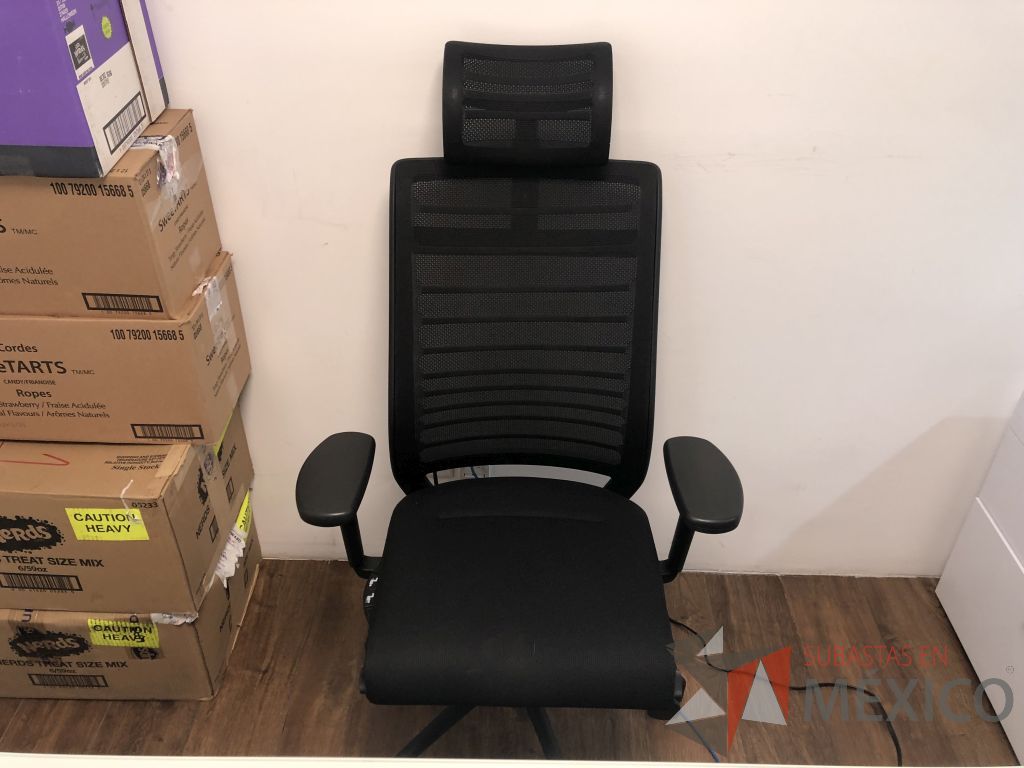 Lote 614- Silla operativa con ruedas, descansabrazos, cabecera, respaldo en malla y asiento en tela color negro