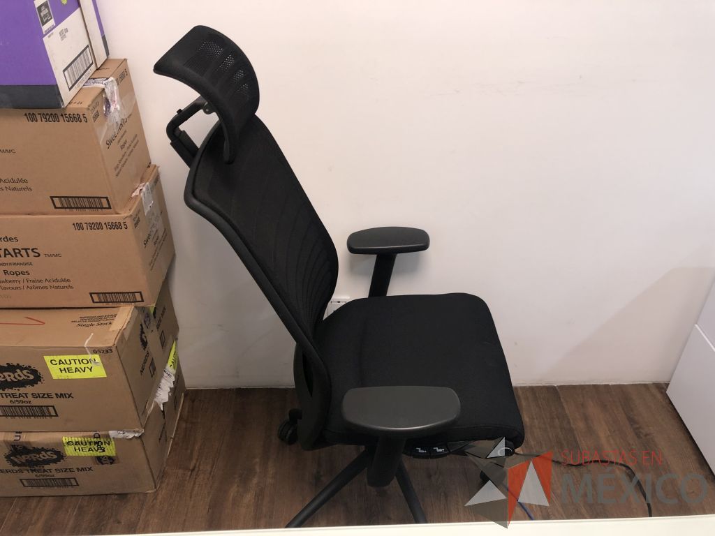 Lote 614- Silla operativa con ruedas, descansabrazos, cabecera, respaldo en malla y asiento en tela color negro - Imagen 4