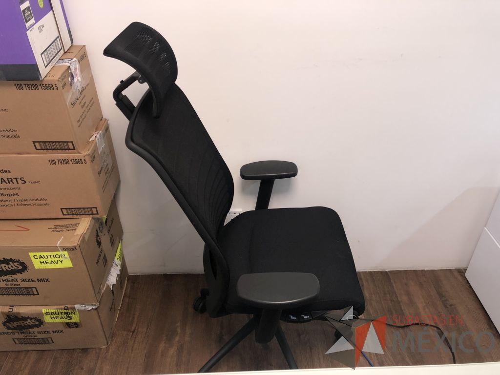 Lote 614- Silla operativa con ruedas, descansabrazos, cabecera, respaldo en malla y asiento en tela color negro - Imagen 5