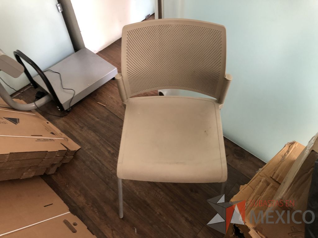 Lote 618- 2 Sillas fijas, asiento y respaldo en plástico color café