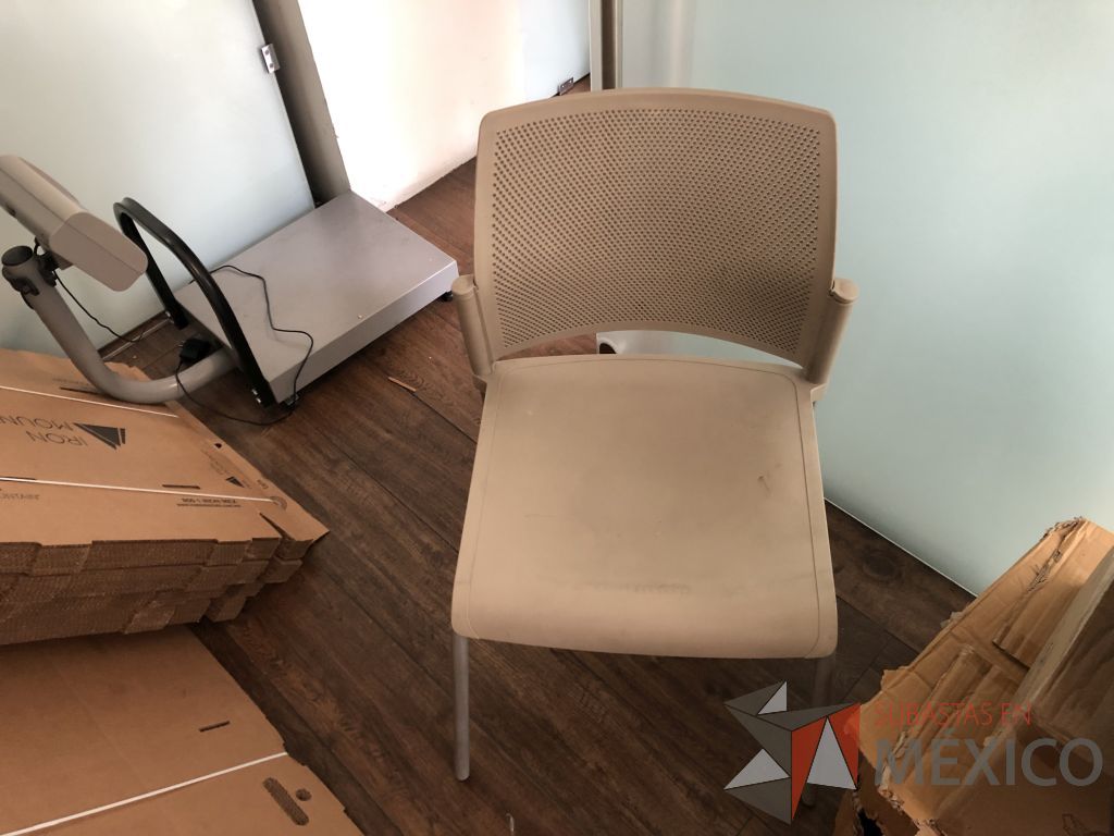 Lote 618- 2 Sillas fijas, asiento y respaldo en plástico color café - Imagen 5