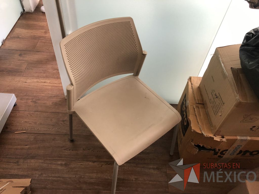 Lote 618- 2 Sillas fijas, asiento y respaldo en plástico color café - Imagen 6