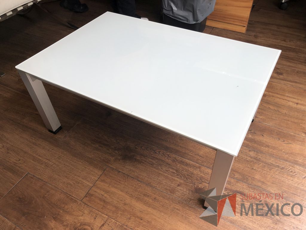 Lote 620- Mesa de centro, estructura metálica con cubierta de vidrio - Imagen 2