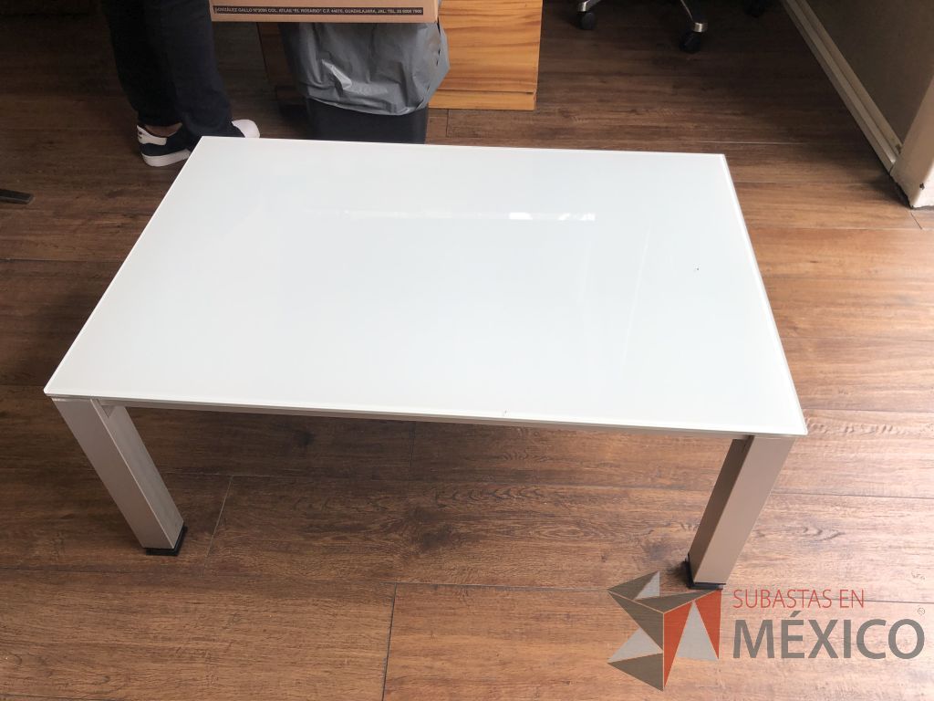 Lote 620- Mesa de centro, estructura metálica con cubierta de vidrio - Imagen 3