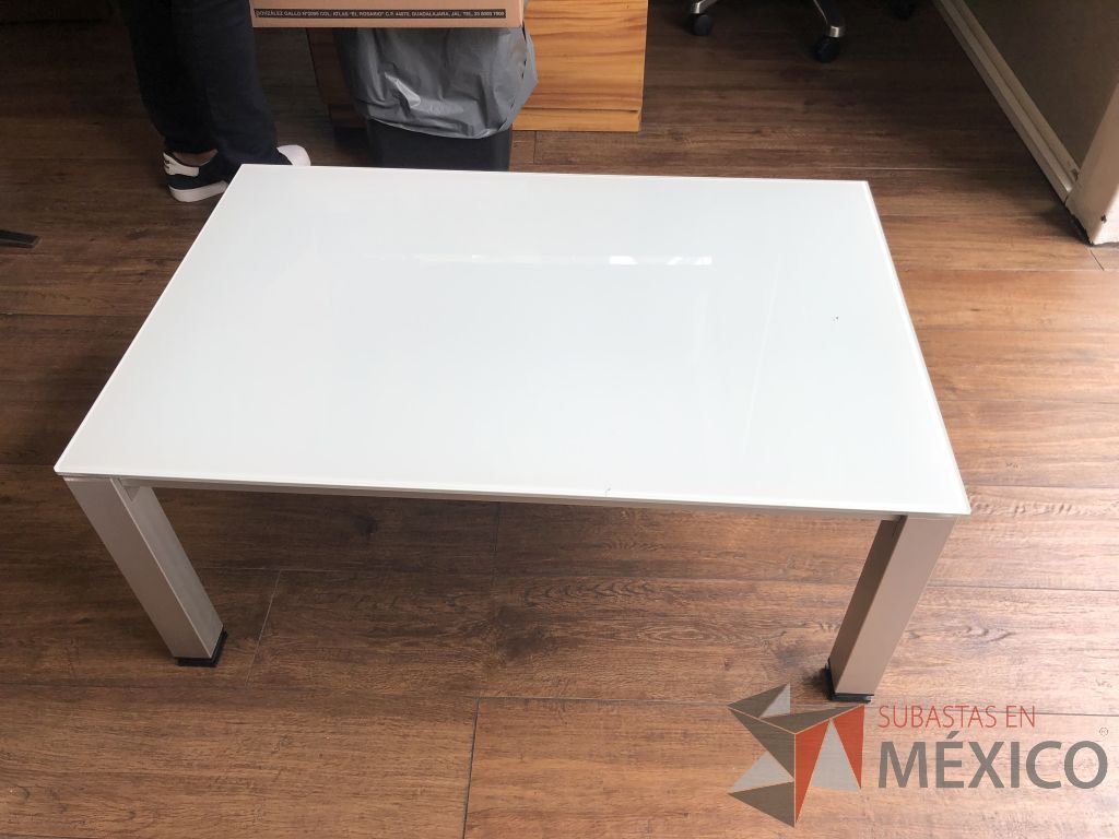 Lote 620- Mesa de centro, estructura metálica con cubierta de vidrio