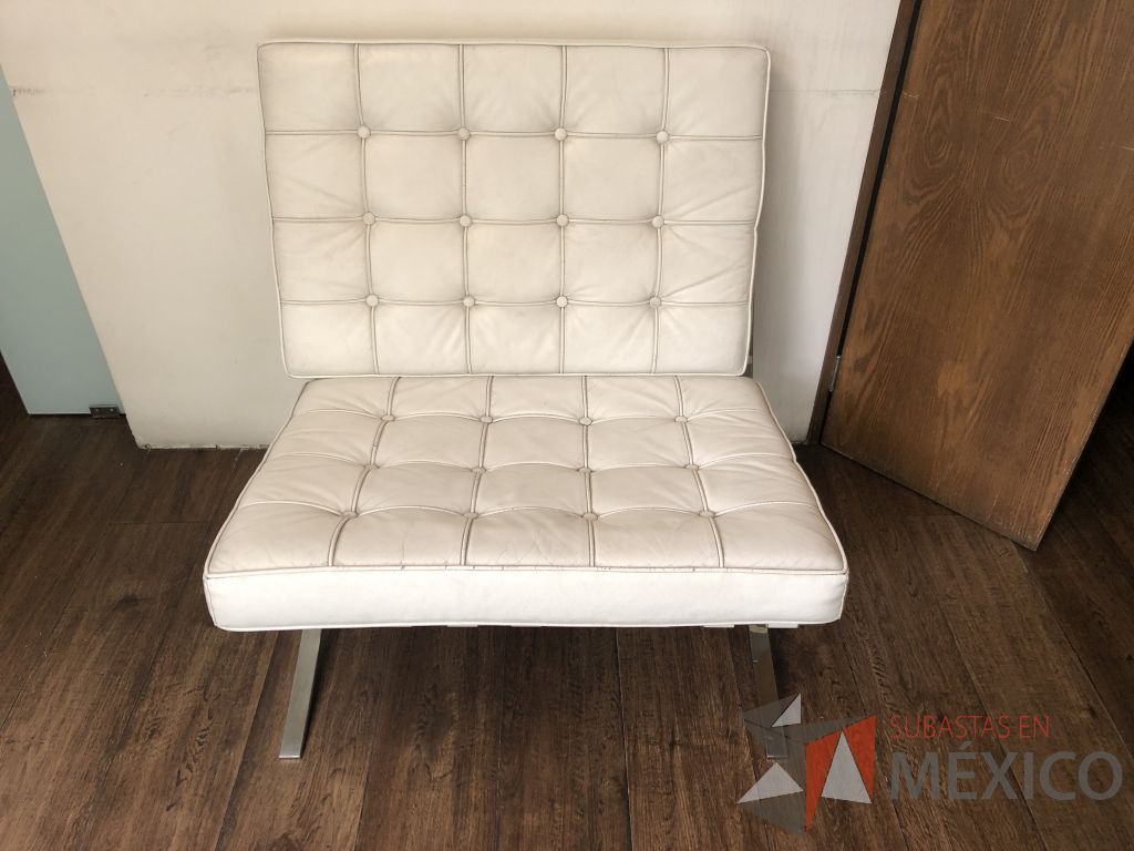 Lote 622- Sillón de 1 plaza asiento y respaldo en piel color blanco