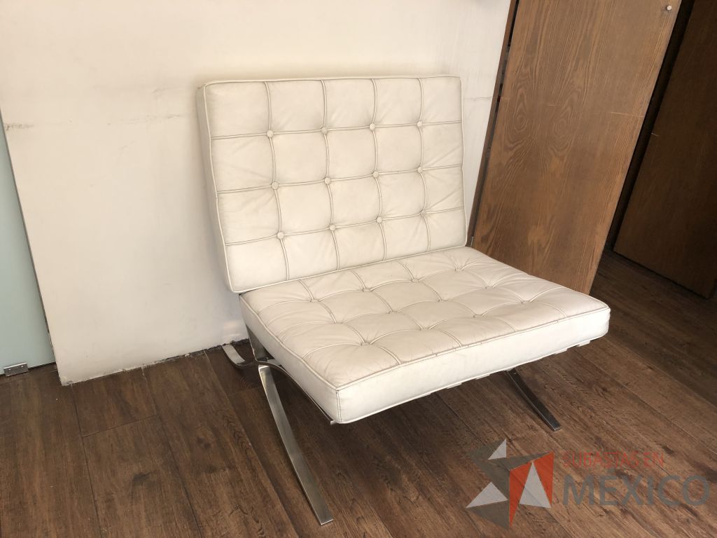 Lote 622- Sillón de 1 plaza asiento y respaldo en piel color blanco - Imagen 4