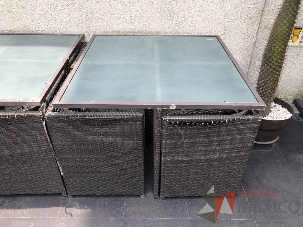 Lote 625- Mesa cuadrada con vidrio con 4 sillas
