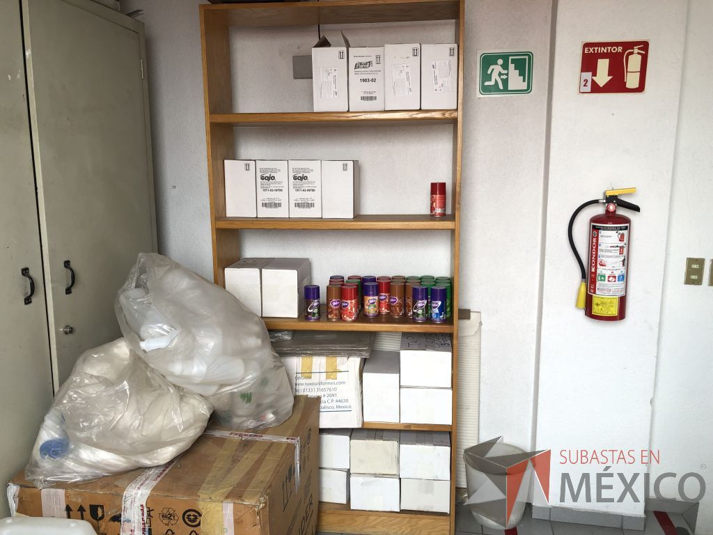 Lote 631- Librero con 4 entrepaños