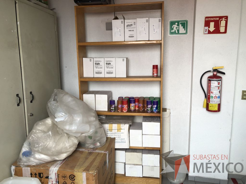 Lote 631- Librero con 4 entrepaños - Imagen 2
