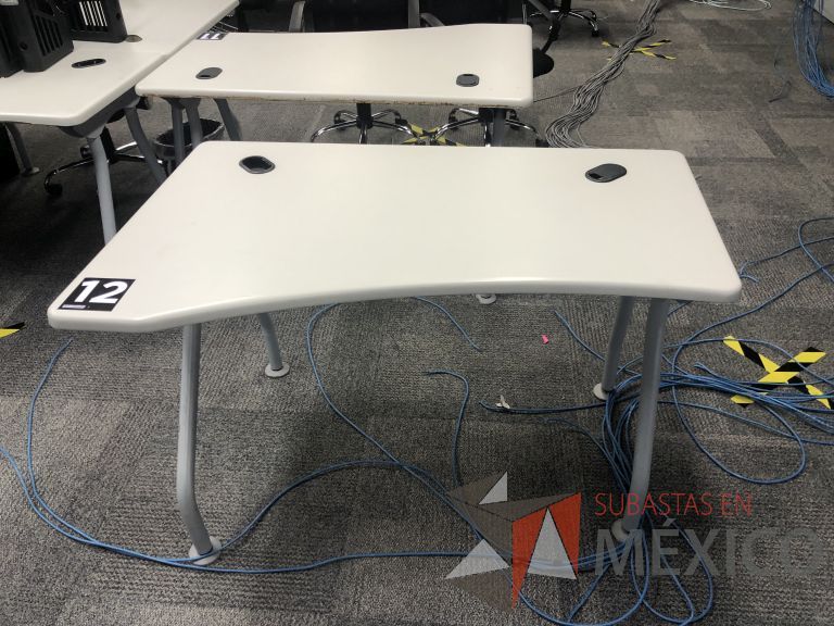 Lote 006 - 5 Mesas de trabajo, patas metálicas y cubierta color beige con orificios para cable - Imagen 9
