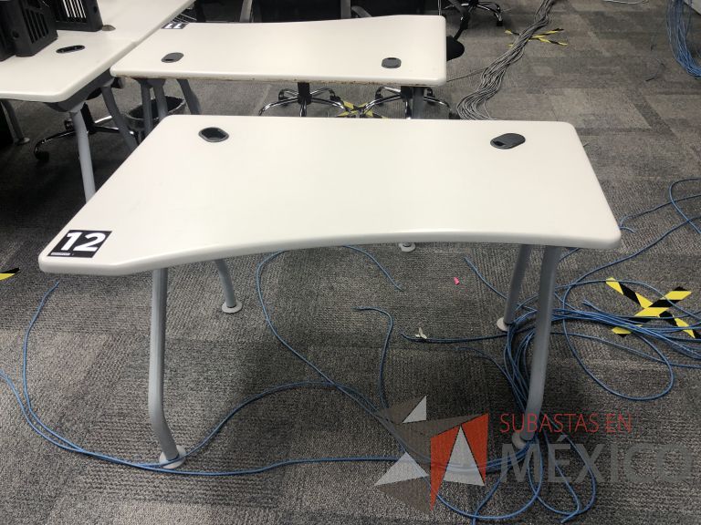 Lote 006 - 5 Mesas de trabajo, patas metálicas y cubierta color beige con orificios para cable - Imagen 11