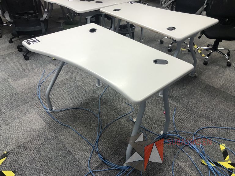 Lote 006 - 5 Mesas de trabajo, patas metálicas y cubierta color beige con orificios para cable - Imagen 14