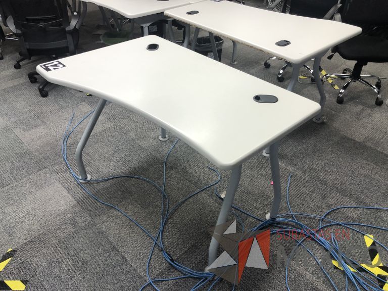 Lote 006 - 5 Mesas de trabajo, patas metálicas y cubierta color beige con orificios para cable - Imagen 5