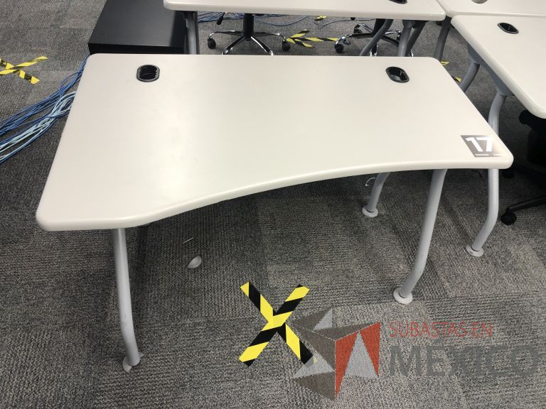 Lote 006 - 5 Mesas de trabajo, patas metálicas y cubierta color beige con orificios para cable
