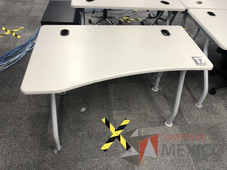 Lote 006 - 5 Mesas de trabajo, patas metálicas y cubierta color beige con orificios para cable - Imagen 7