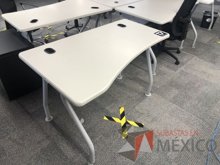 Lote 006 - 5 Mesas de trabajo, patas metálicas y cubierta color beige con orificios para cable - Imagen 2