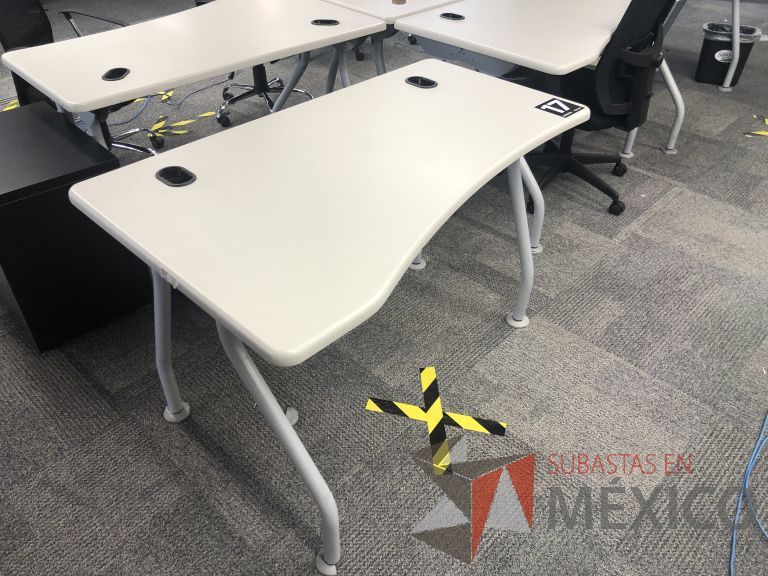 Lote 244 - 4 Mesas de trabajo, patas metálicas y cubierta color beige con orificios para cable - Imagen 8