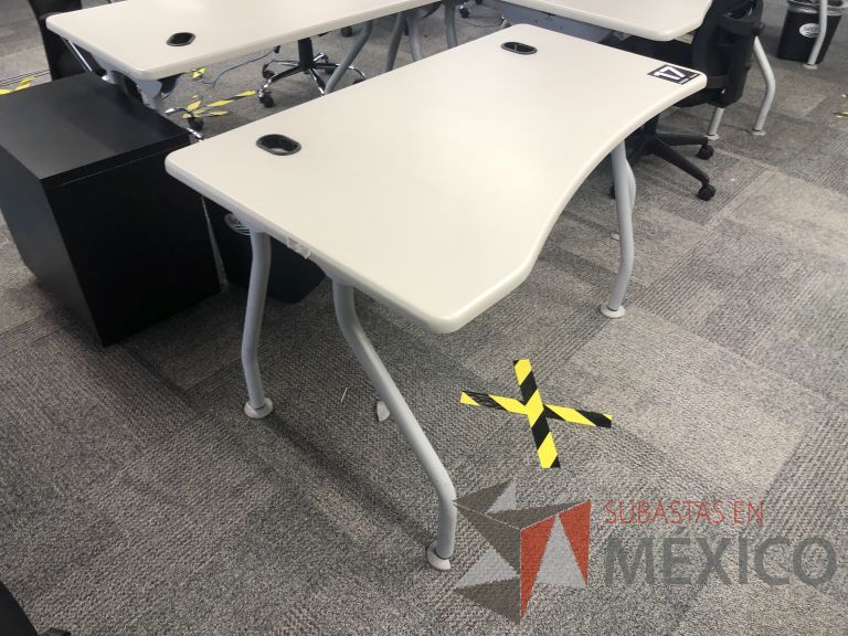 Lote 006 - 5 Mesas de trabajo, patas metálicas y cubierta color beige con orificios para cable - Imagen 6