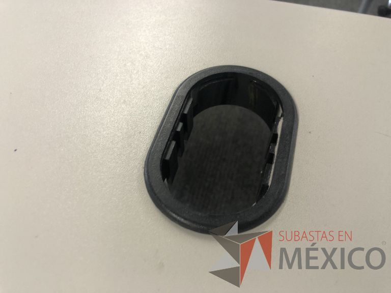 Lote 244 - 4 Mesas de trabajo, patas metálicas y cubierta color beige con orificios para cable - Imagen 13